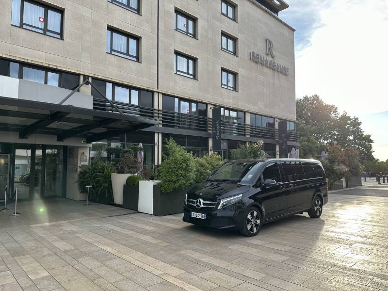 Hôtel renaissance Aix en Provence chauffeur vtc taxi privé minivan Limousine 