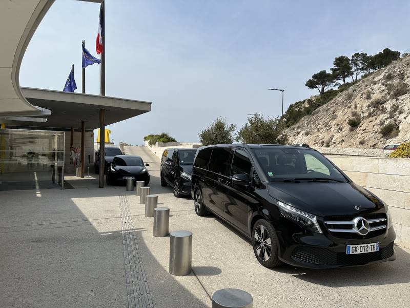 Book a private chauffeur vtc or private taxi from Avignon to Marseille Provence Airport,  Aix-en-Provence TGV,  or Marseille Saint-Charles station